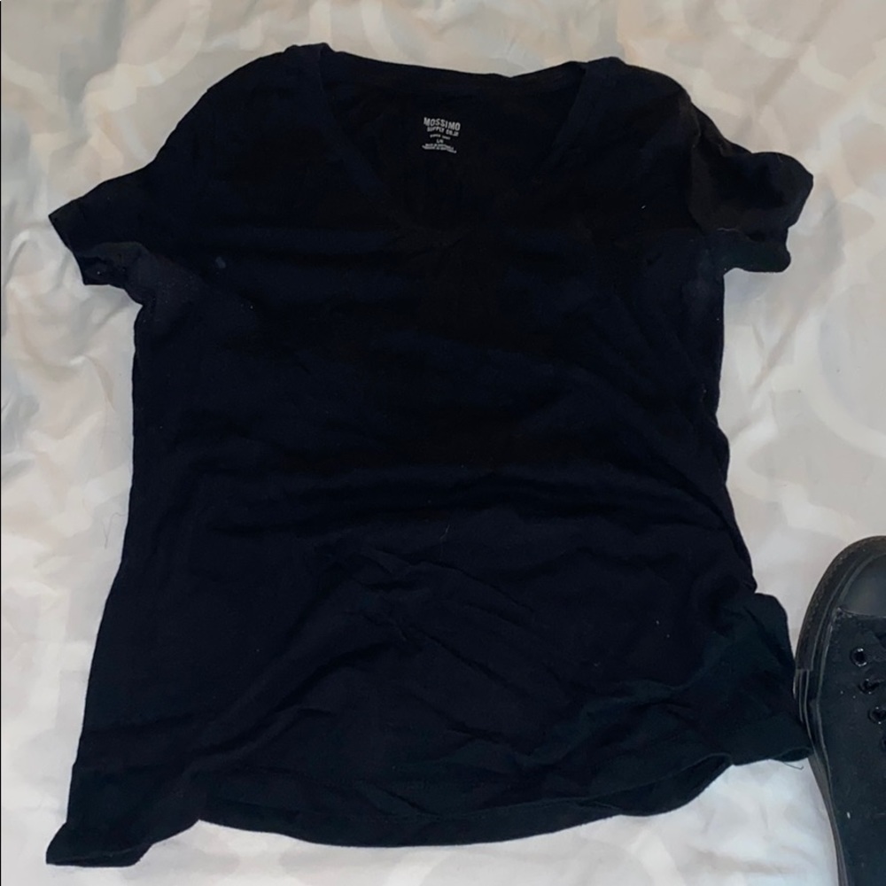 Black v neck tshirt